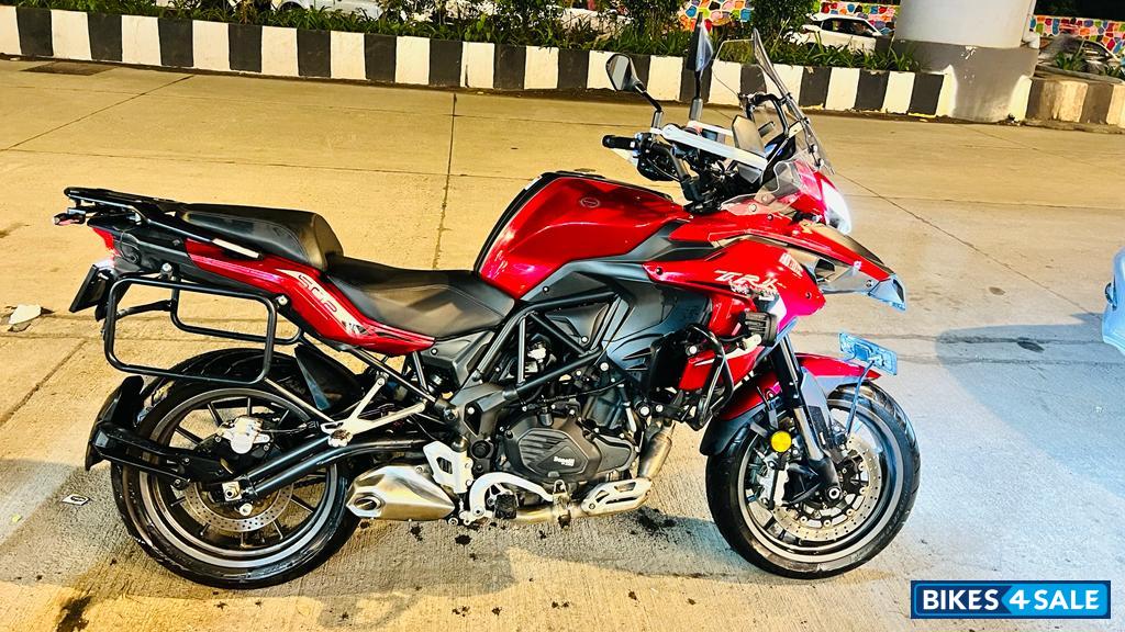 Red Benelli TRK 502