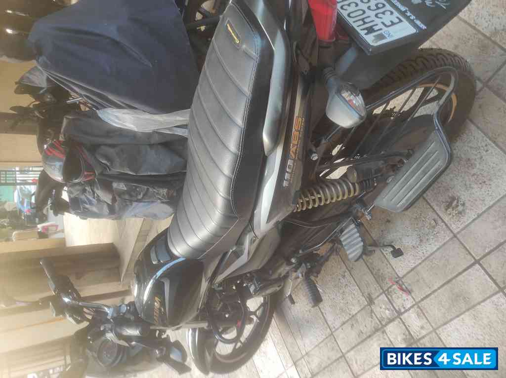Black Bajaj Platina 110 ABS Black Bajaj Platina 110 ABS