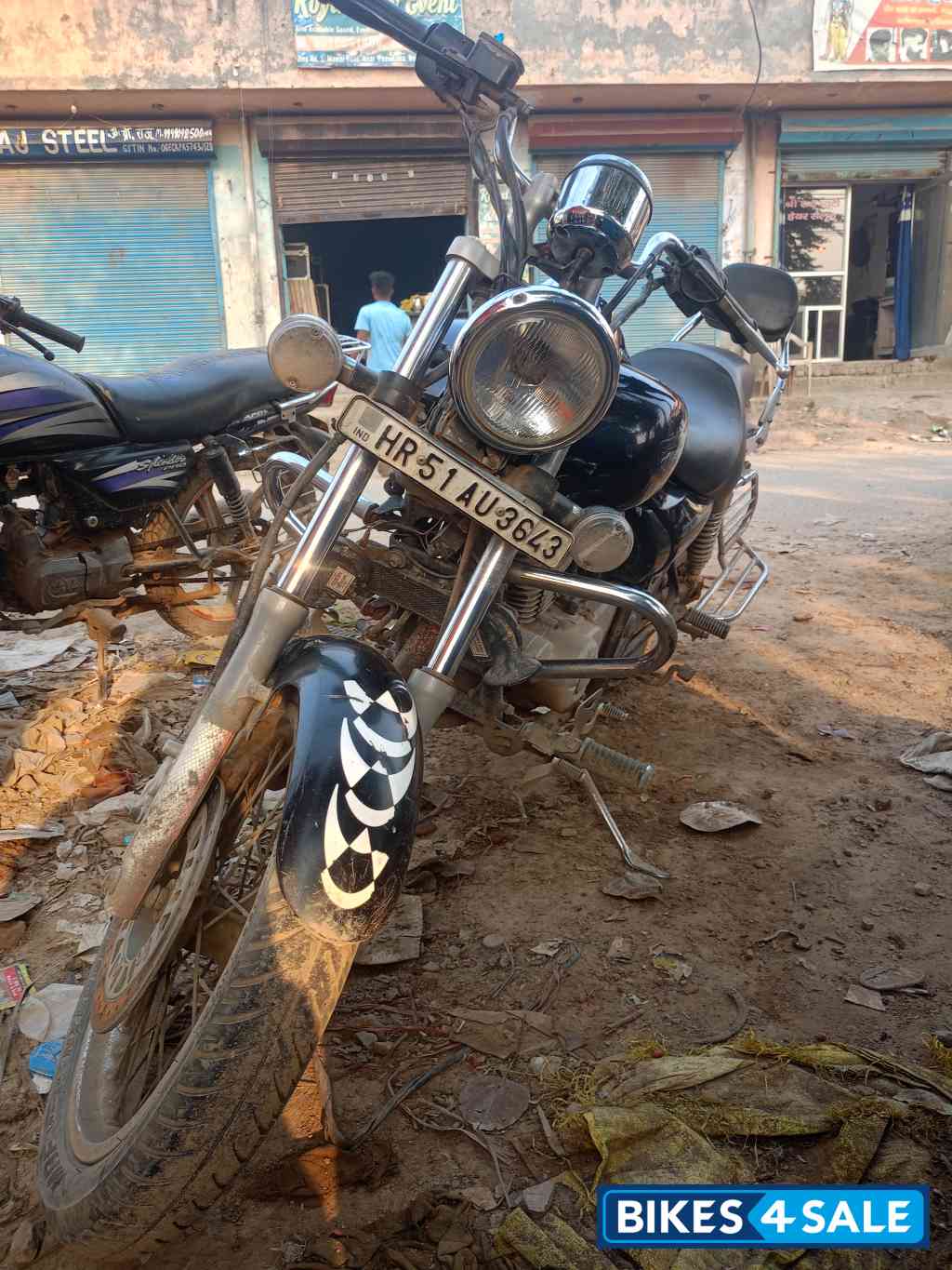 Black Bajaj Avenger 200 DTS-i