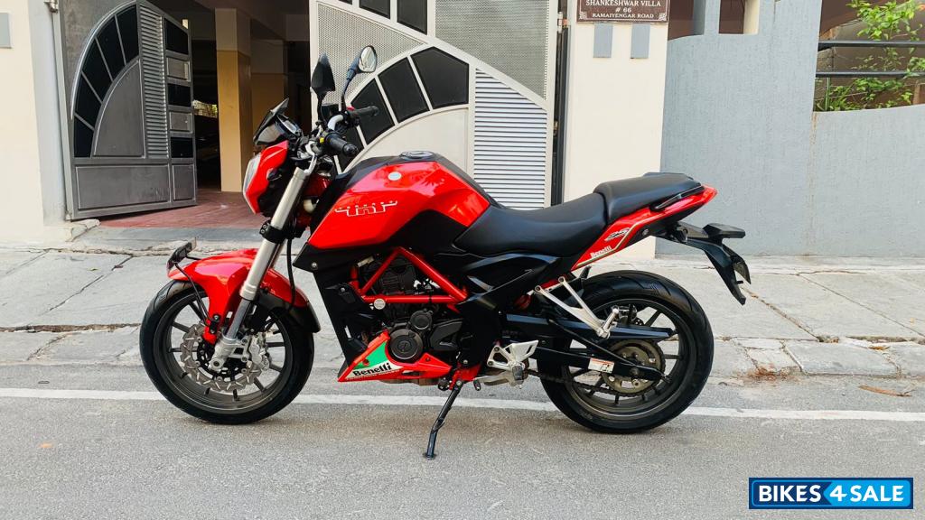Red Benelli TNT 25