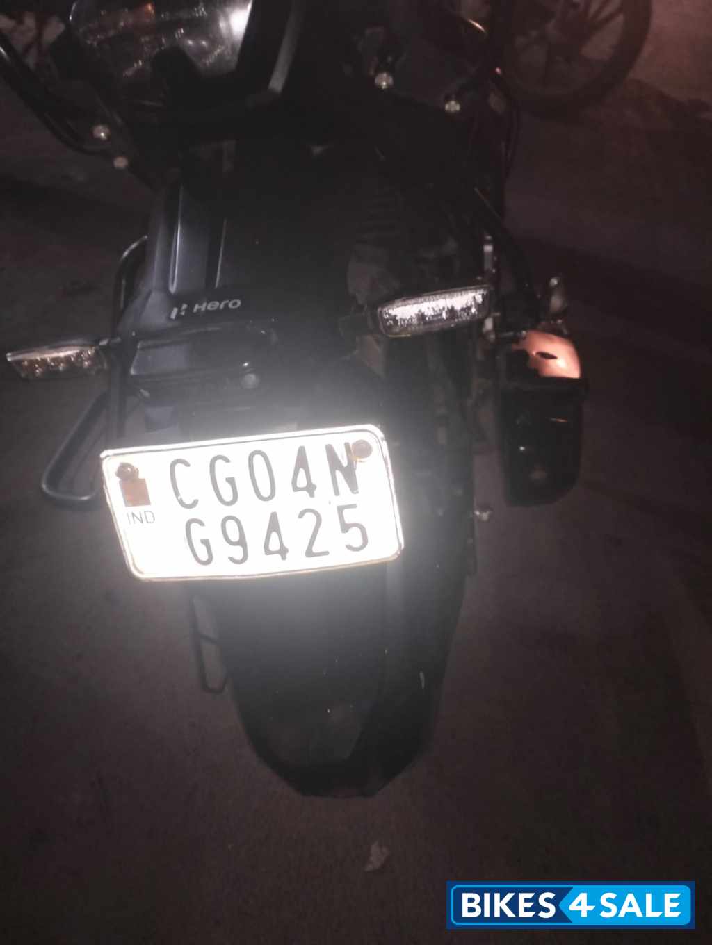 White And Black Hero Xtreme 160R