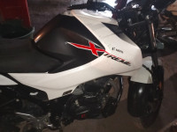 White And Black Hero Xtreme 160R