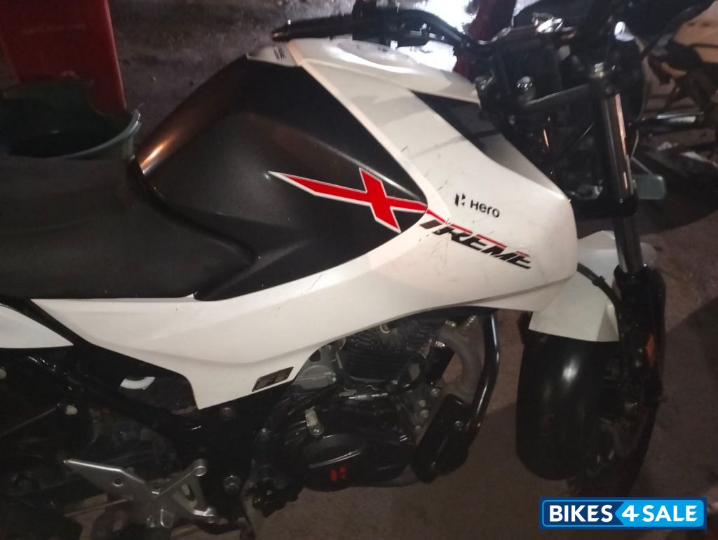 White And Black Hero Xtreme 160R