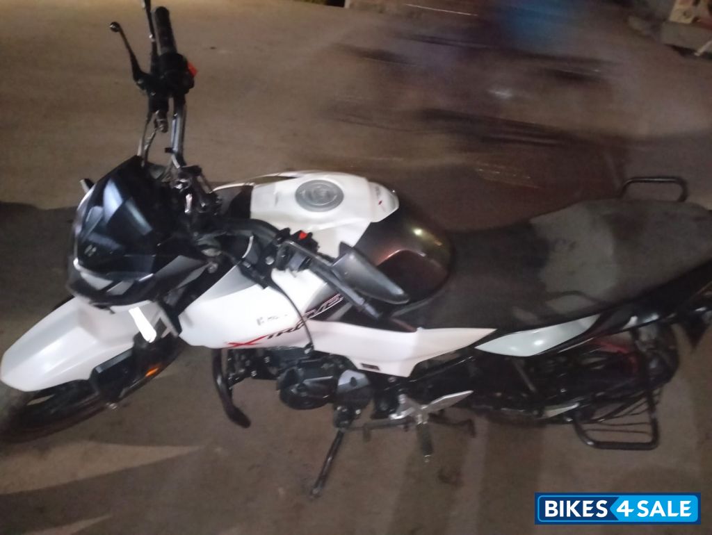 White And Black Hero Xtreme 160R