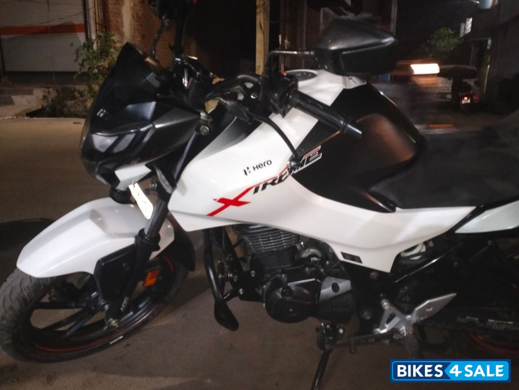 White And Black Hero Xtreme 160R