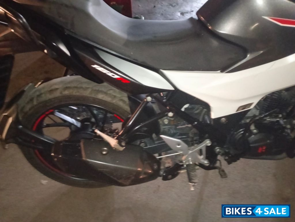 White And Black Hero Xtreme 160R