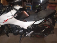 White And Black Hero Xtreme 160R