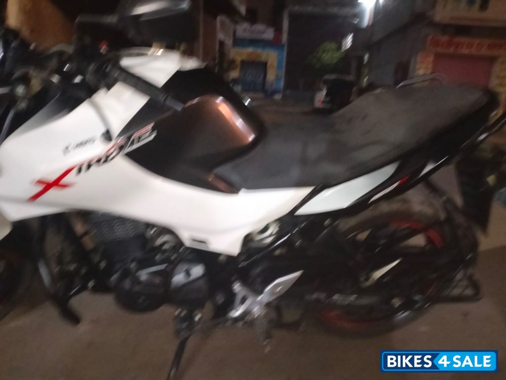 White And Black Hero Xtreme 160R