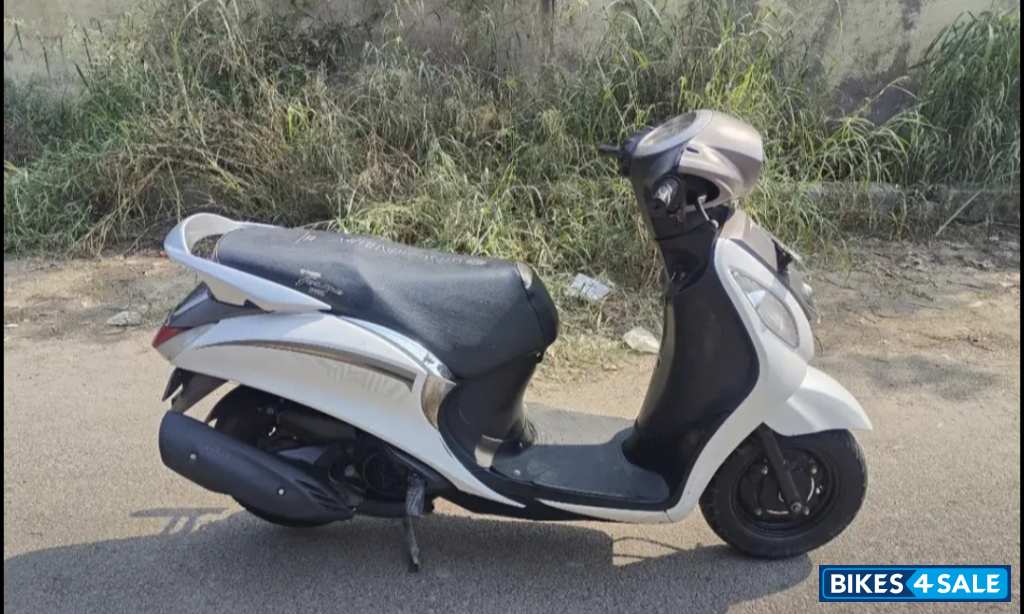 Blushed White Yamaha Fascino