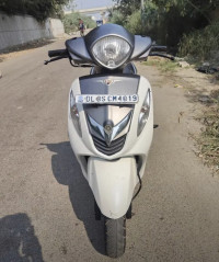 Blushed White Yamaha Fascino
