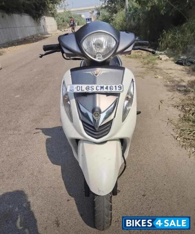 Blushed White Yamaha Fascino