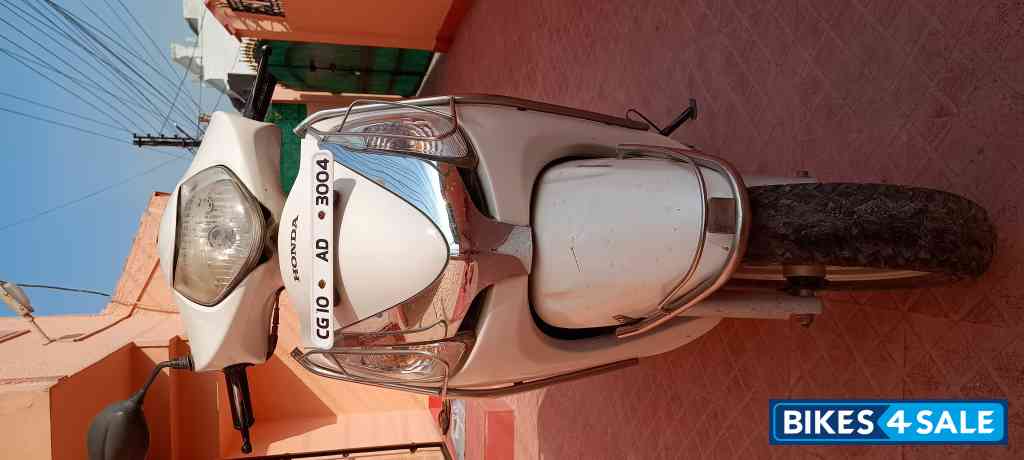 White Honda Aviator