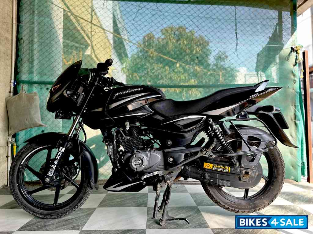 Black-chrome Bajaj Pulsar 150 DTSi