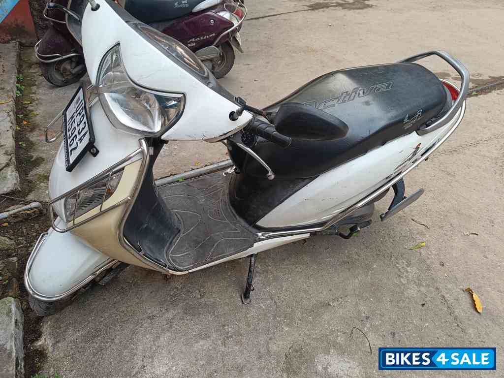 White Honda Activa i