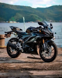 Black Yamaha YZF R15 V3