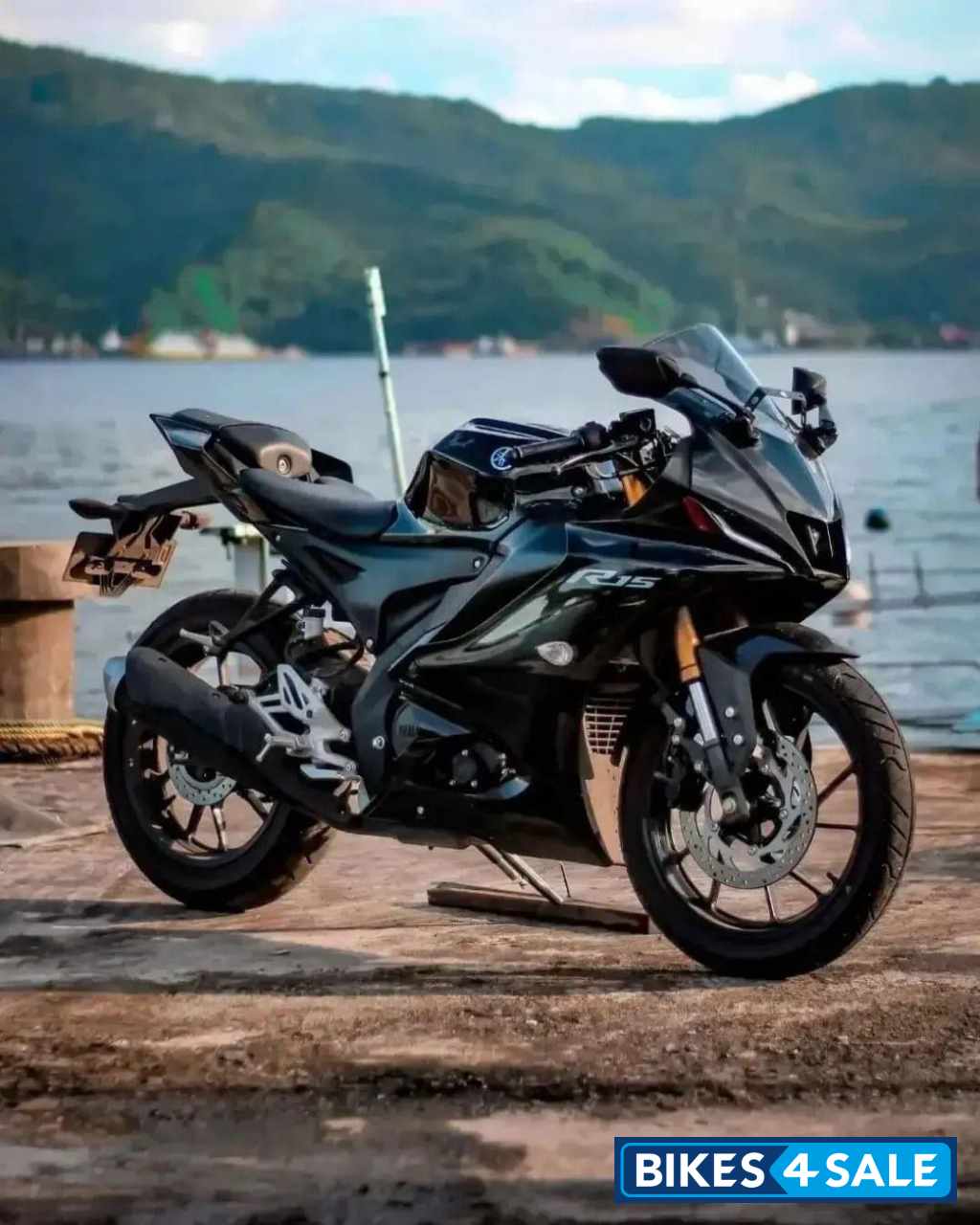 Black Yamaha YZF R15 V3