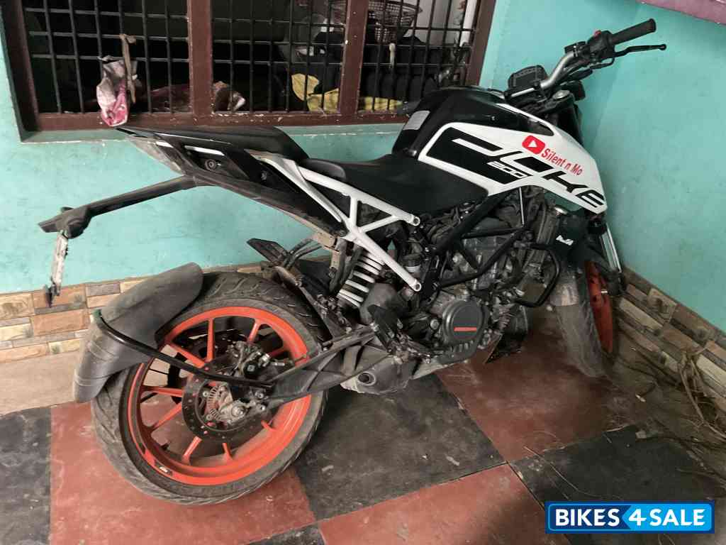 White Black KTM Duke 200 2020