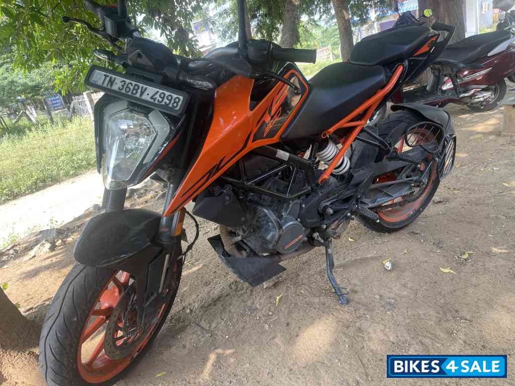 Orange KTM Duke 200