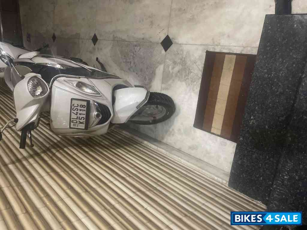 White Yamaha Fascino