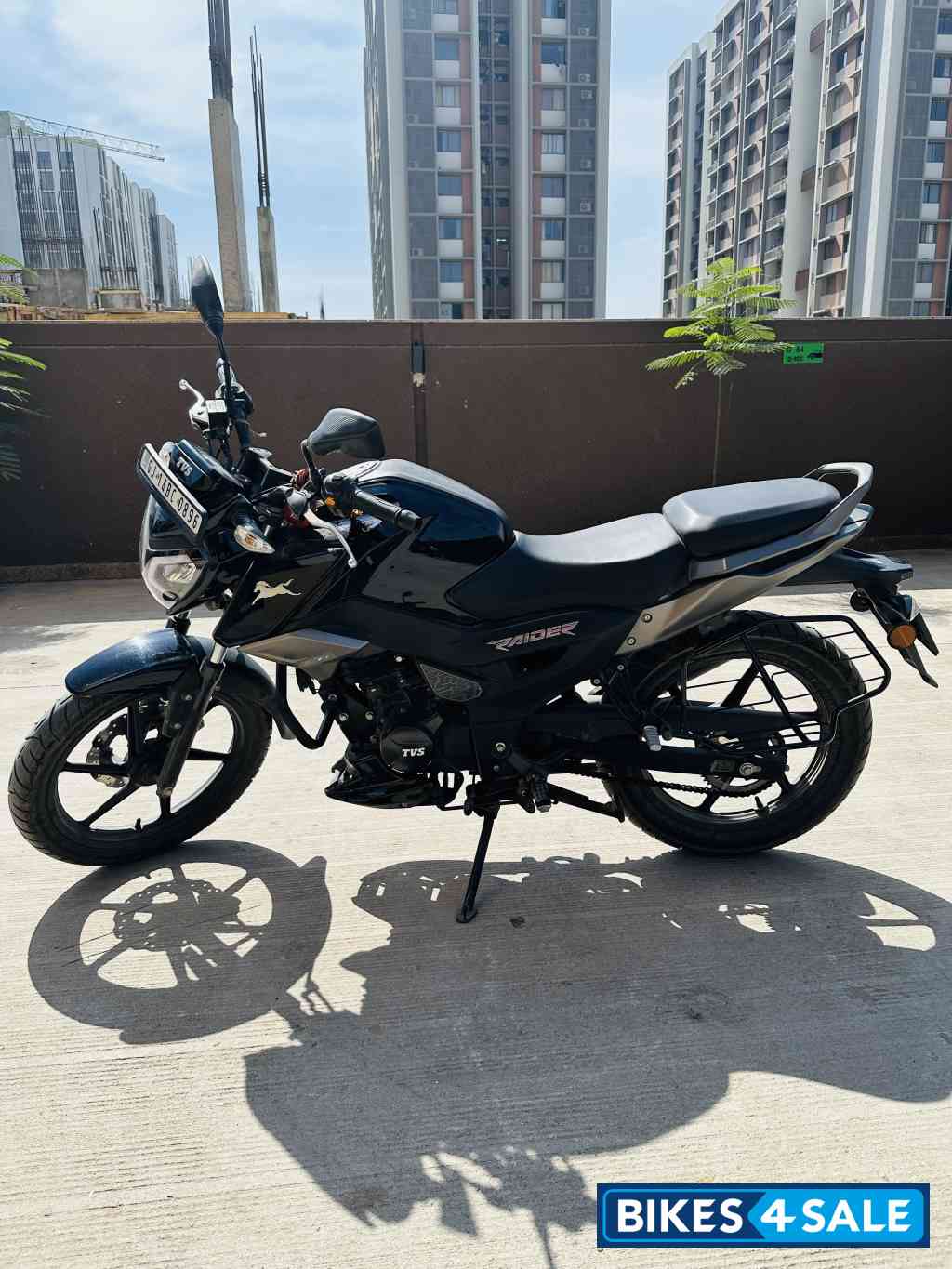 Black TVS Raider 125