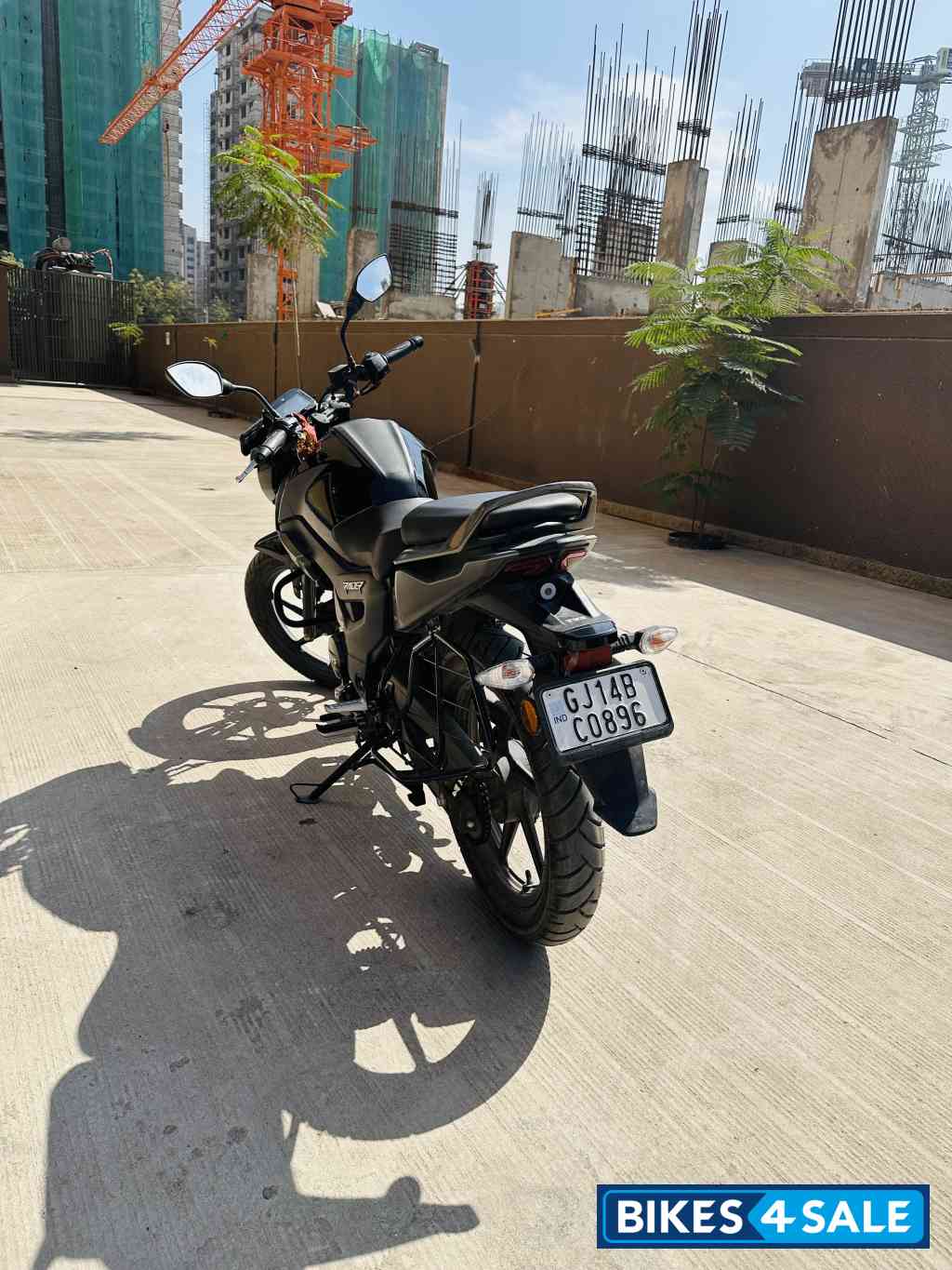 Black TVS Raider 125