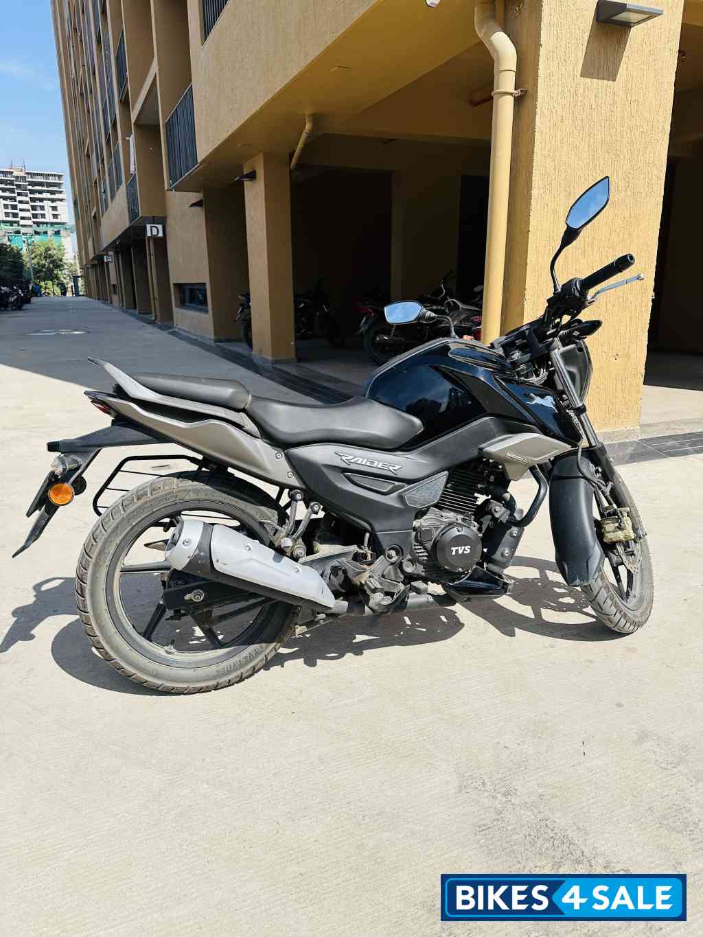 Black TVS Raider 125