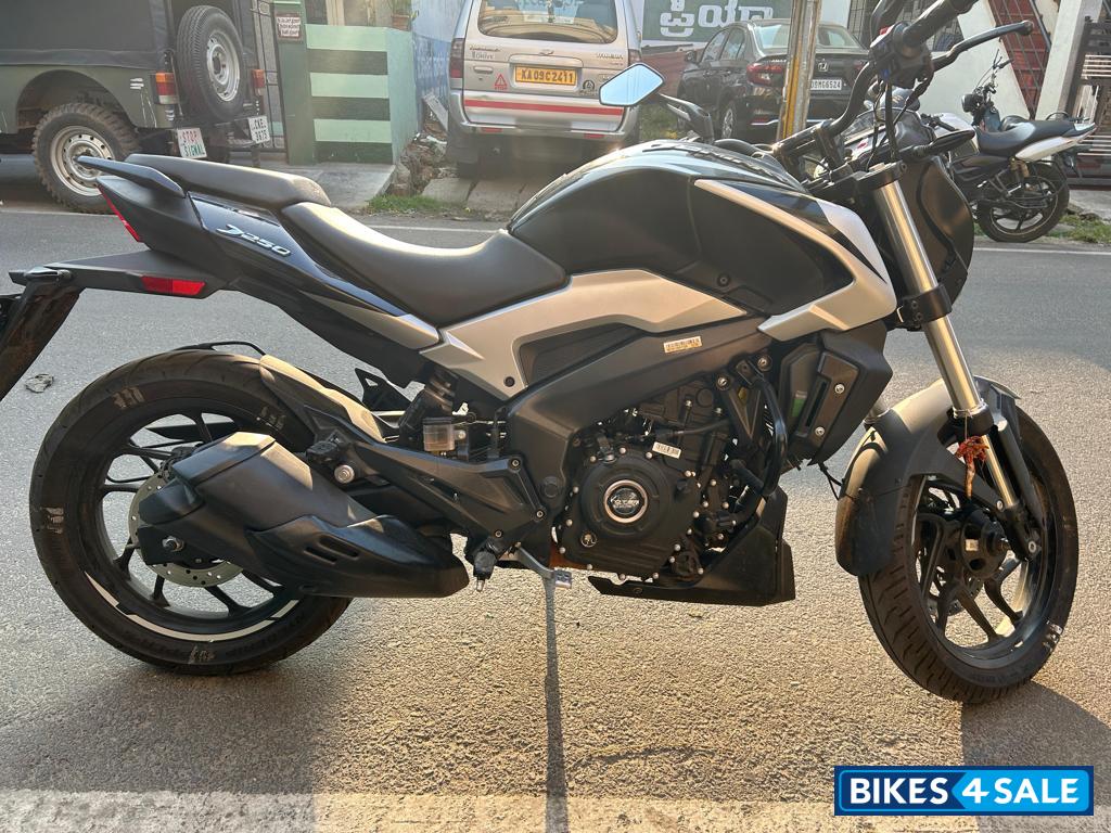 Black Bajaj Dominar 250 2022