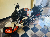 Pearl White Yamaha MT-15