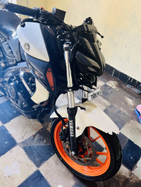 Pearl White Yamaha MT-15