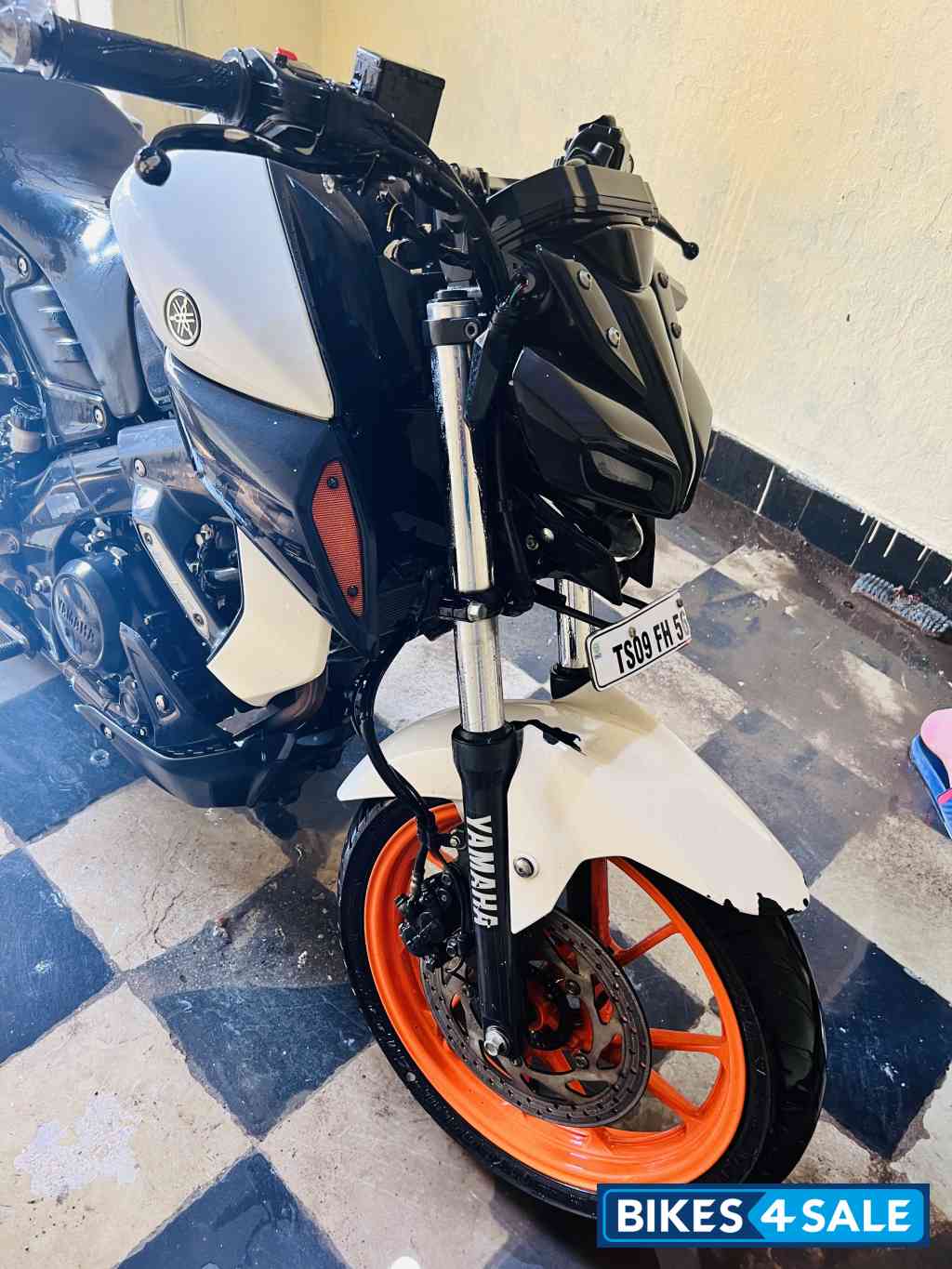 Pearl White Yamaha MT-15