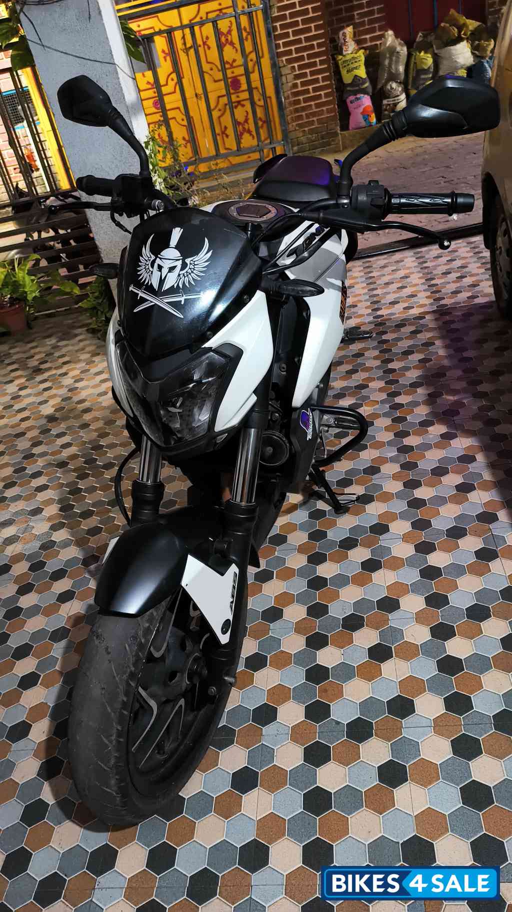 Moon White Bajaj Dominar 400 Disc