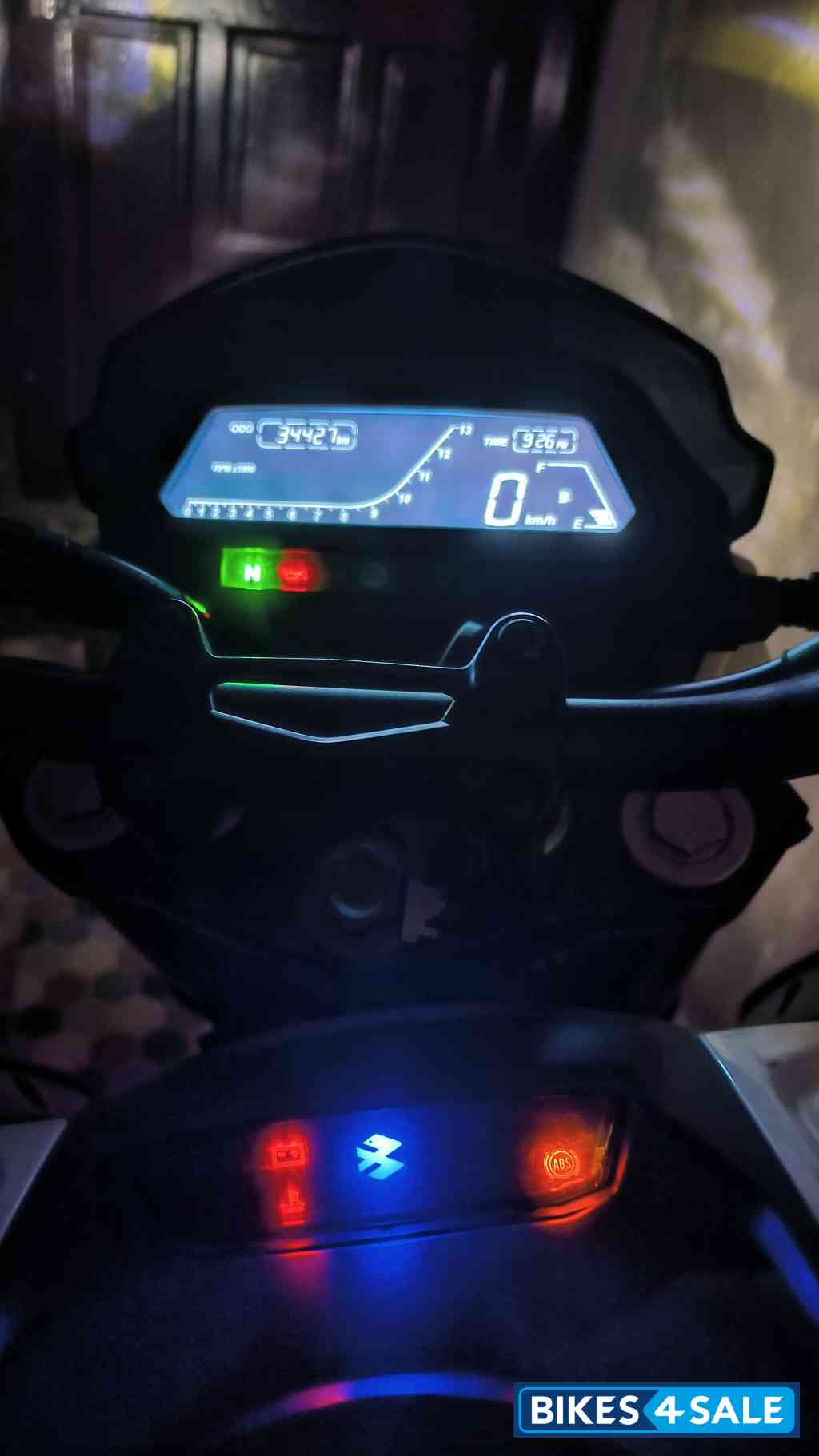 Moon White Bajaj Dominar 400 Disc Moon White Bajaj Dominar 400 Disc