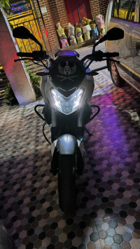 Moon White Bajaj Dominar 400 Disc