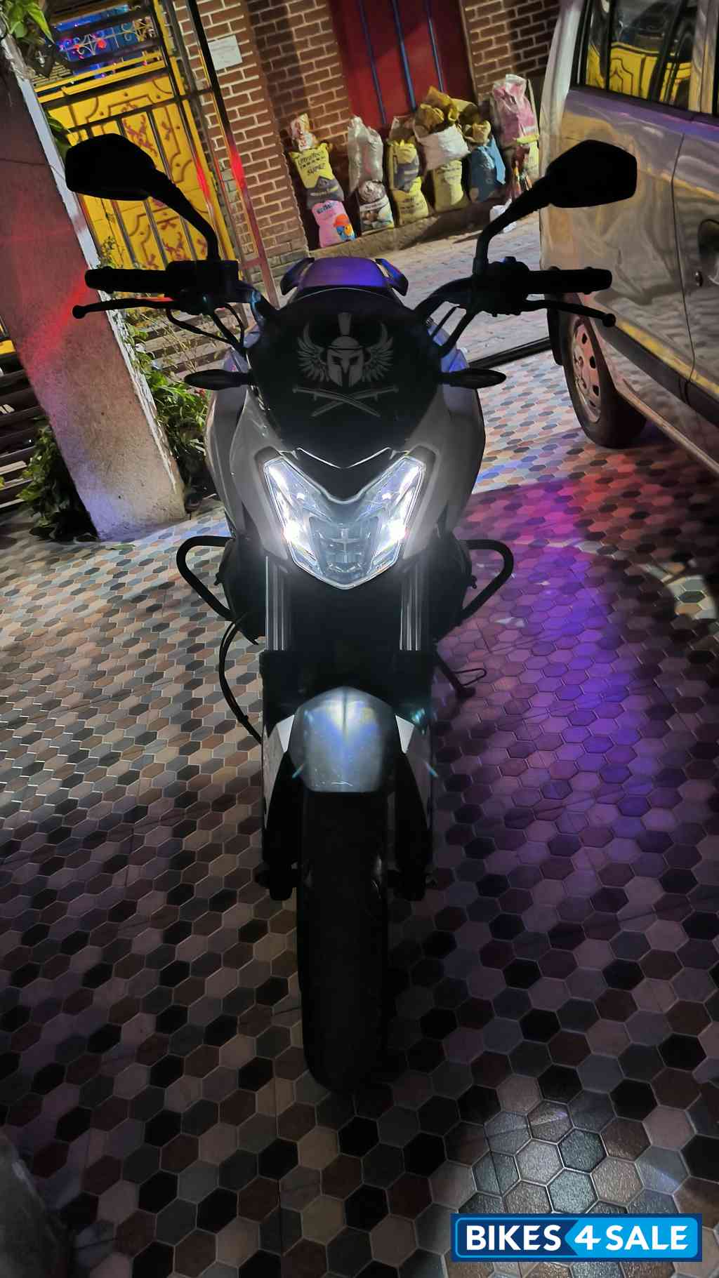 Moon White Bajaj Dominar 400 Disc Moon White Bajaj Dominar 400 Disc