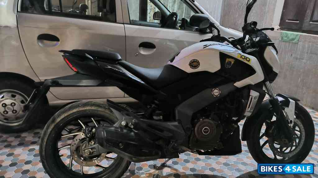 Moon White Bajaj Dominar 400 Disc Moon White Bajaj Dominar 400 Disc
