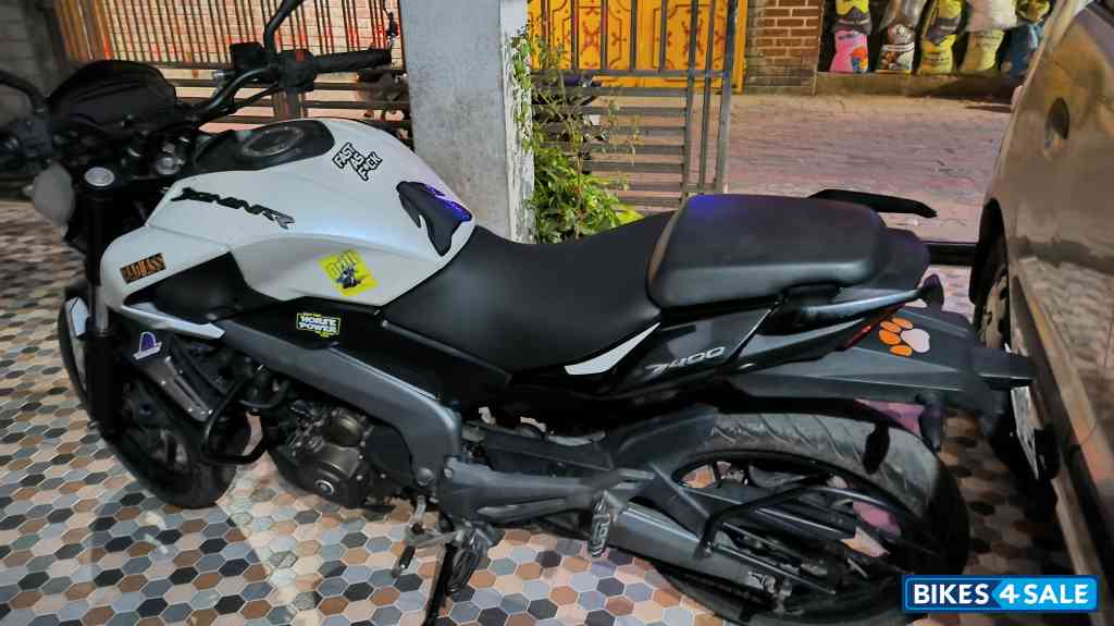 Moon White Bajaj Dominar 400 Disc Moon White Bajaj Dominar 400 Disc