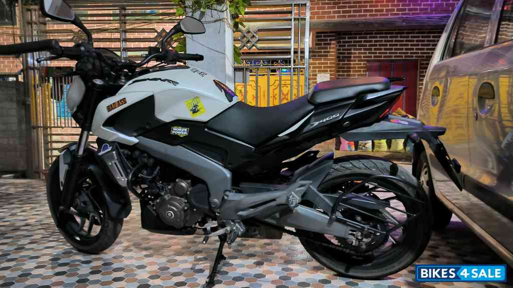 Moon White Bajaj Dominar 400 Disc Moon White Bajaj Dominar 400 Disc