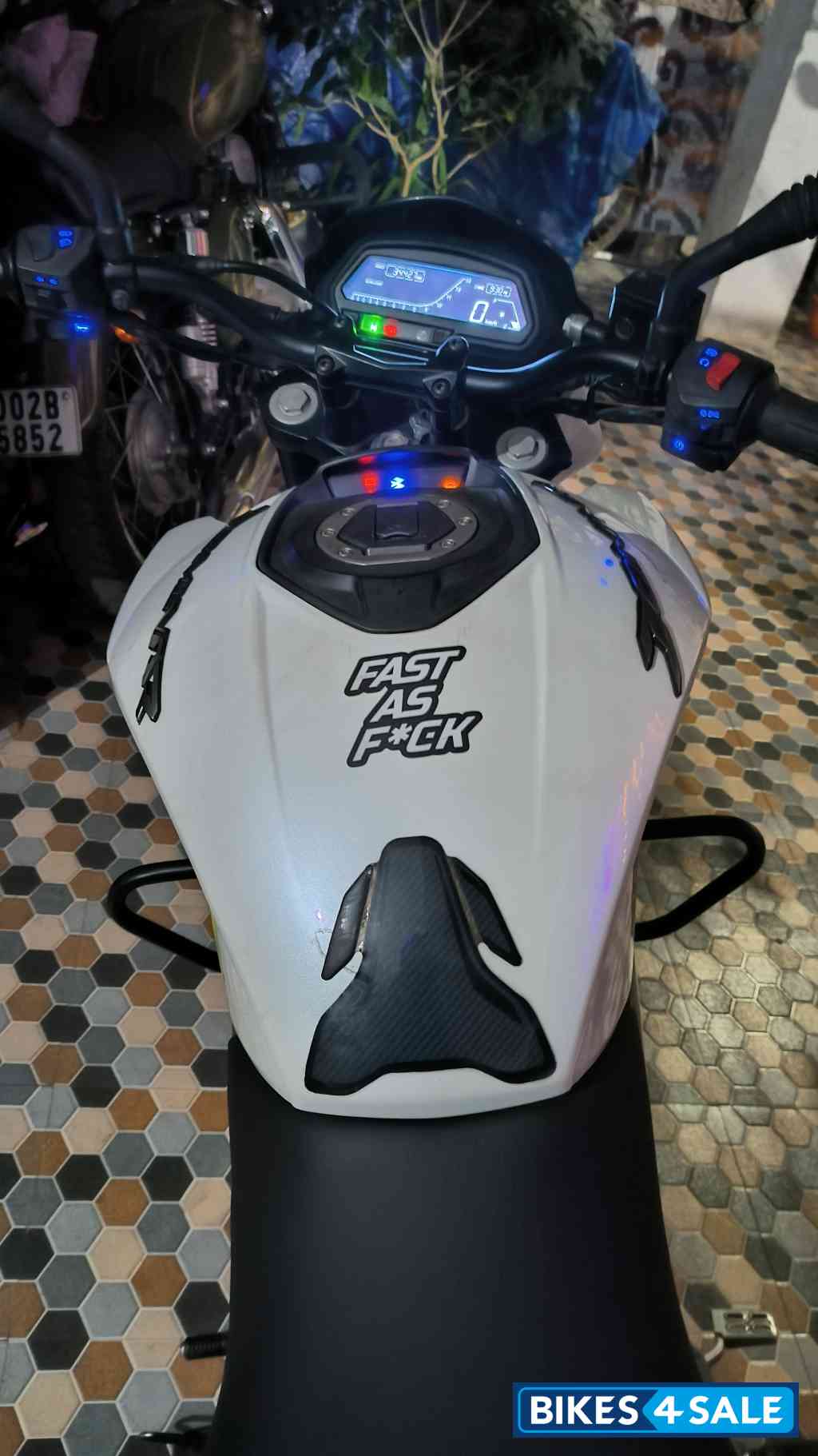 Moon White Bajaj Dominar 400 Disc Moon White Bajaj Dominar 400 Disc