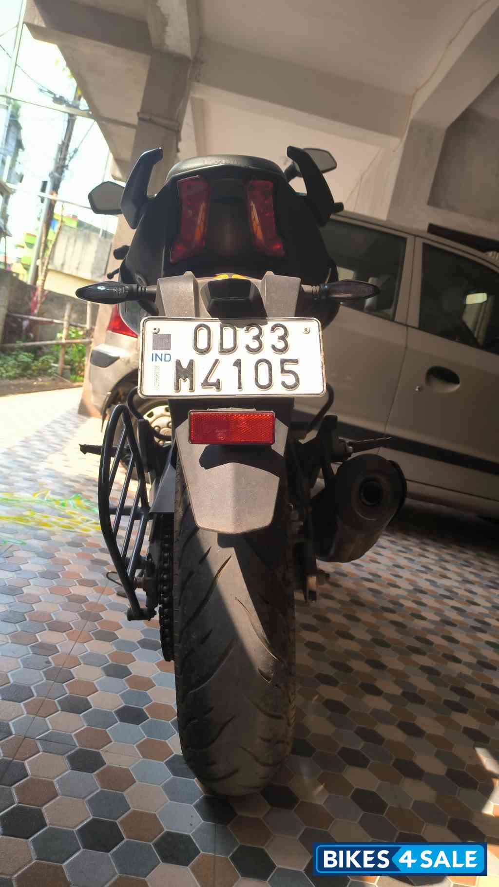Moon White Bajaj Dominar 400 Disc Moon White Bajaj Dominar 400 Disc