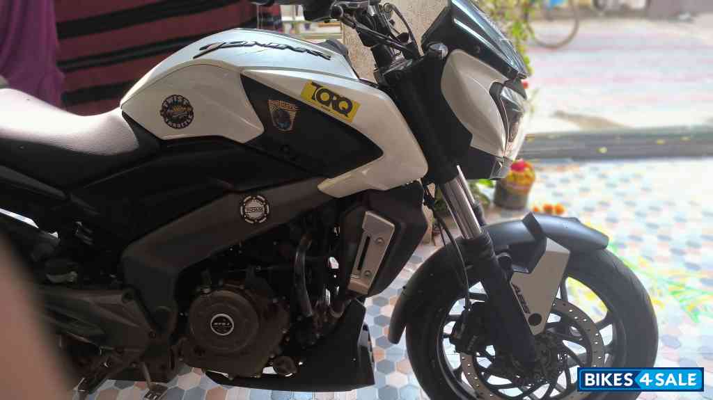 Moon White Bajaj Dominar 400 Disc Moon White Bajaj Dominar 400 Disc