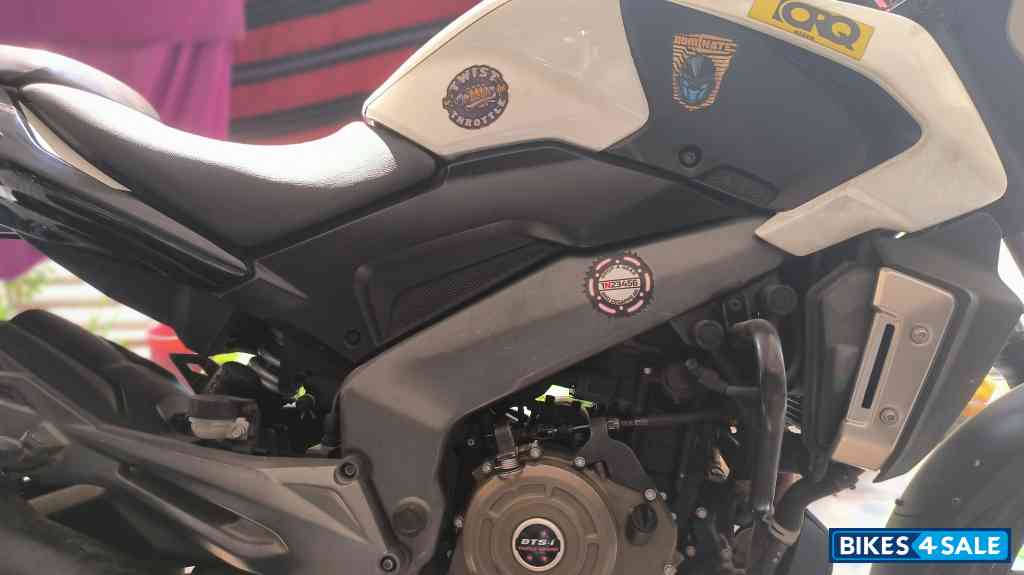 Moon White Bajaj Dominar 400 Disc Moon White Bajaj Dominar 400 Disc