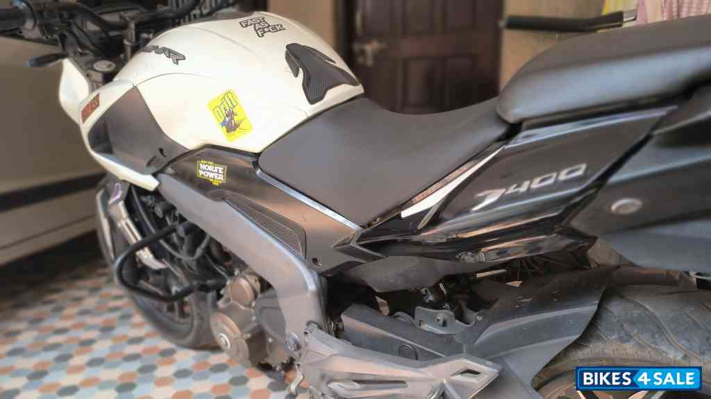 Moon White Bajaj Dominar 400 Disc Moon White Bajaj Dominar 400 Disc