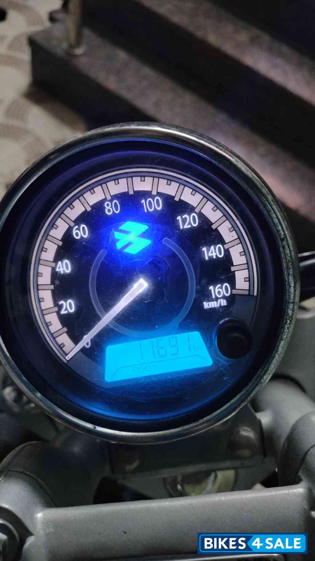 Ebony Black Bajaj Avenger Cruise 220 Ebony Black Bajaj Avenger Cruise 220