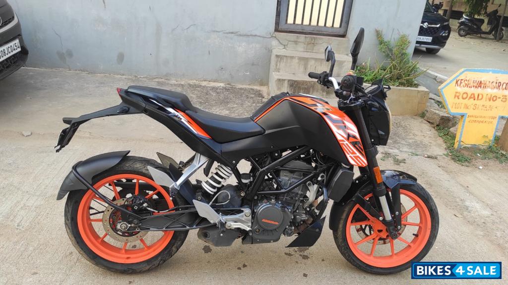 Electronic Orange KTM Duke 125 2020