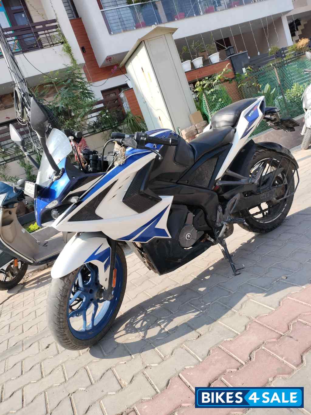 Bajaj Pulsar RS 200 ABS