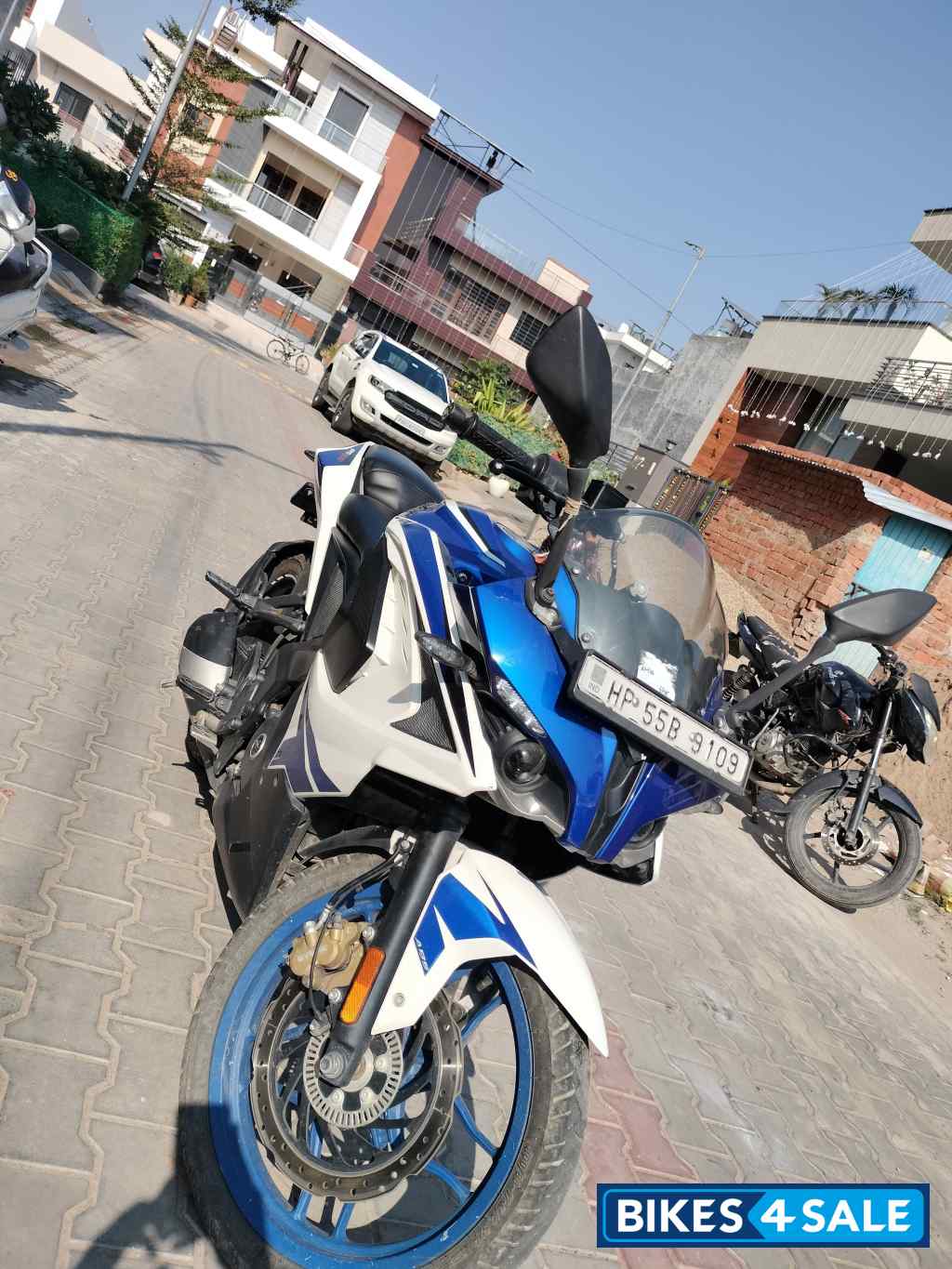 Bajaj Pulsar RS 200 ABS