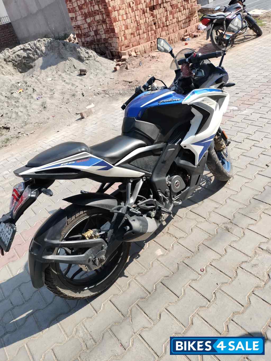 Bajaj Pulsar RS 200 ABS