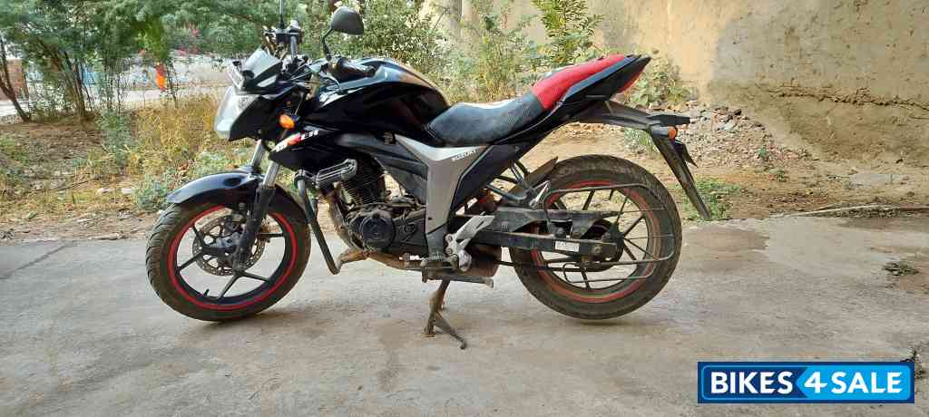 Black Suzuki Gixxer 150 Black Suzuki Gixxer 150