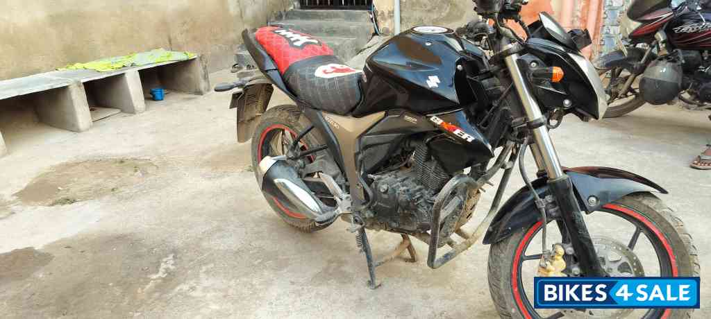 Black Suzuki Gixxer 150 Black Suzuki Gixxer 150