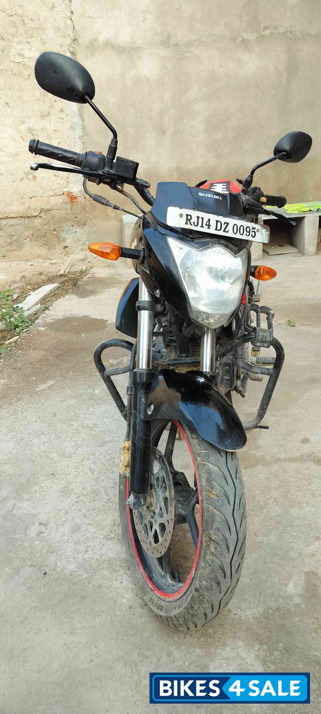 Black Suzuki Gixxer 150 Black Suzuki Gixxer 150